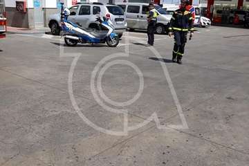 Los bomberos rescatan a un asustado gato que se había subido a un poste en la gasolinera de El Cubillo (Foto TA)