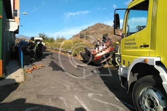 Una joven herida en un aparatoso vuelco de un camino en Telde (Foto TA)