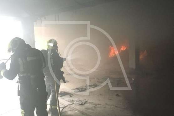 Los bomberos sofocaron este domingo un nuevo incendio en el parquin subterráneo de Arnao, en estado de abandono (Foto TA)