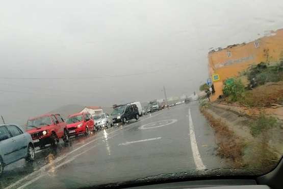 Atasco en la antigua carretera del sur a su paso por Telde (Foto TA)