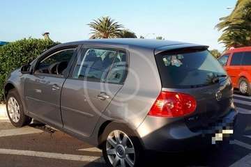 Un vehículo se empotra contra un parterre en la rotonda de Daora y destroza un semáforo (Foto TA)