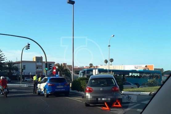 Un vehículo se empotra contra un parterre en la rotonda de Daora y destroza un semáforo (Foto TA)