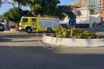 Bomberos actúan en Melenara ante la caída de cascotes desde el acantilado de Taliarte (Foto TA)