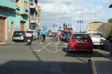 Bomberos actúan en Melenara ante la caída de cascotes desde el acantilado de Taliarte (Foto TA)