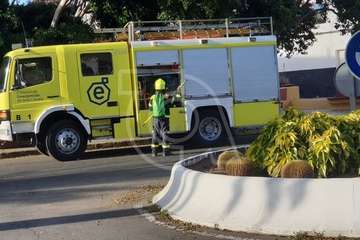 Bomberos actúan en Melenara ante la caída de cascotes desde el acantilado de Taliarte (Foto TA)