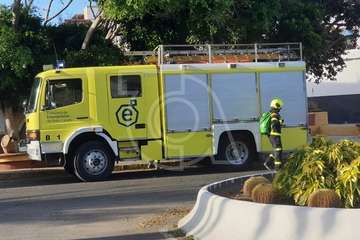 Bomberos actúan en Melenara ante la caída de cascotes desde el acantilado de Taliarte (Foto TA)