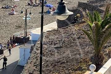 Bomberos actúan en Melenara ante la caída de cascotes desde el acantilado de Taliarte (Foto TA)