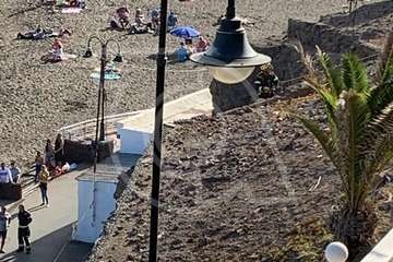 Bomberos actúan en Melenara ante la caída de cascotes desde el acantilado de Taliarte (Foto TA)