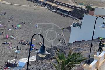 Bomberos actúan en Melenara ante la caída de cascotes desde el acantilado de Taliarte (Foto TA)