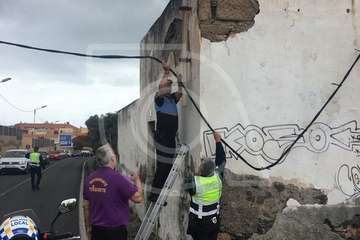 Un cable de la red eléctrica cae sobre la carretera de Melenara (Foto TA)