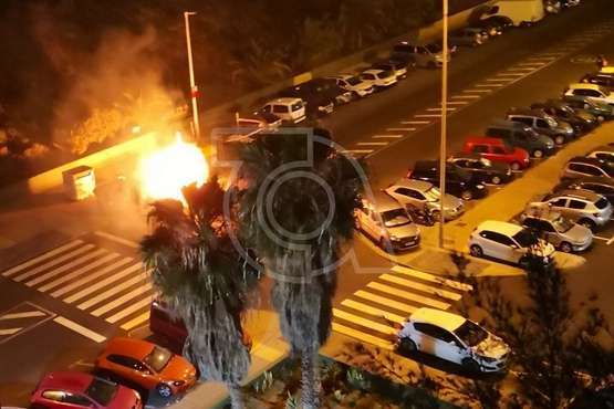 Arden varios contenedores en el Valle de Jinámar-Telde (Foto TA)