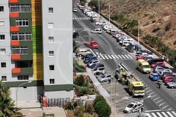El incendio en un piso del Valle de Jinámar obliga a desalojar un bloque de viviendas (Foto TA)