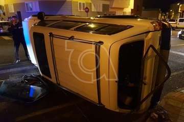  Aparatoso vuelco de un vehículo en la carretera de Melenara, a la altura del Callejón del Castillo (Foto TA)