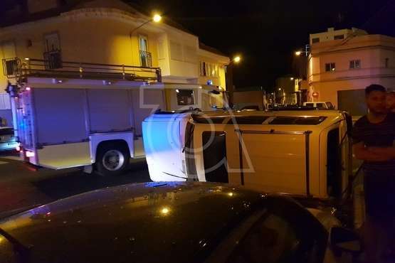  Aparatoso vuelco de un vehículo en la carretera de Melenara, a la altura del Callejón del Castillo (Foto TA)