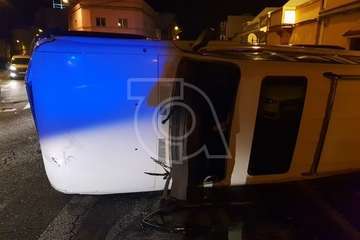  Aparatoso vuelco de un vehículo en la carretera de Melenara, a la altura del Callejón del Castillo (Foto TA)