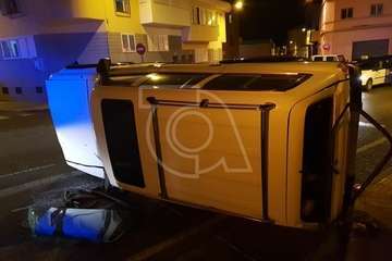  Aparatoso vuelco de un vehículo en la carretera de Melenara, a la altura del Callejón del Castillo (Foto TA)