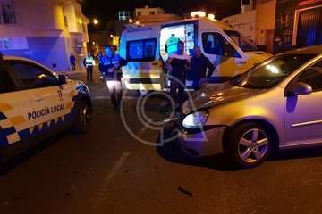  Aparatoso vuelco de un vehículo en la carretera de Melenara, a la altura del Callejón del Castillo (Foto TA)