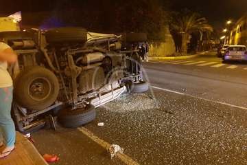  Aparatoso vuelco de un vehículo en la carretera de Melenara, a la altura del Callejón del Castillo (Foto TA)