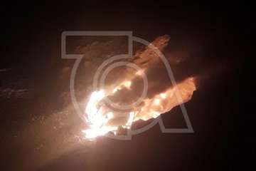 Queman el todoterreno que apareció en la playa de Jinámar junto a una zódiac usada en el desembarco de drogas (Foto TA)