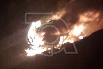 Queman el todoterreno que apareció en la playa de Jinámar junto a una zódiac usada en el desembarco de drogas (Foto TA)