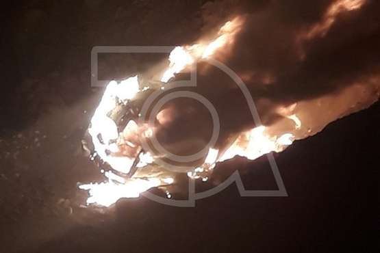 Queman el todoterreno que apareció en la playa de Jinámar junto a una zódiac usada en el desembarco de drogas (Foto TA)