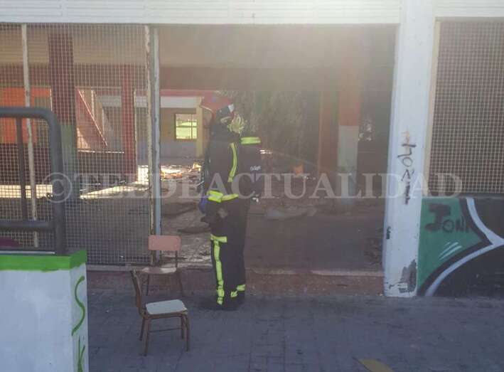 Imagen de los bomberos actuando en el edificio (Foto TA)
