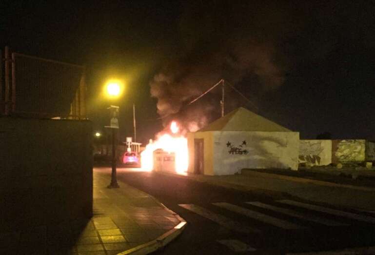 Las llamas afectaron a dos contenedores, uno de papel y cartón y otro de vidrio (Foto TA)