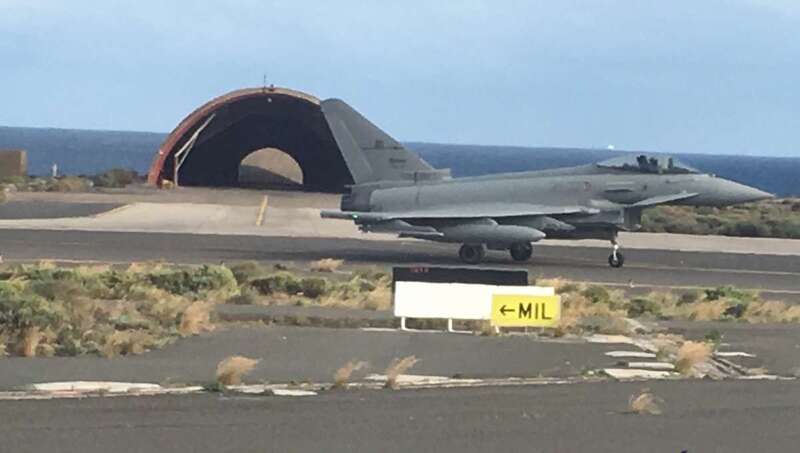 Caza militar español despegando desde la Base Aérea de Gando, en una imagen tomada desde uno de los vuelos de Binter Canarias (Foto Nadia Jiménez Castro)