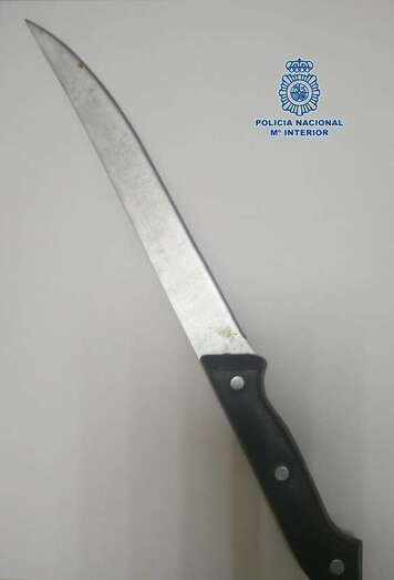 Imagen del cuchillo con el presunto autor trató de perpetrar el robo (Foto TA)