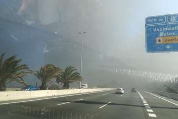  Aparatoso incendio en el Polígono de Arinaga (Foto TA)