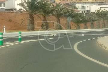 Caída de un poste del alumbrado público sobre la vía de acceso a La Garita (Foto TA)