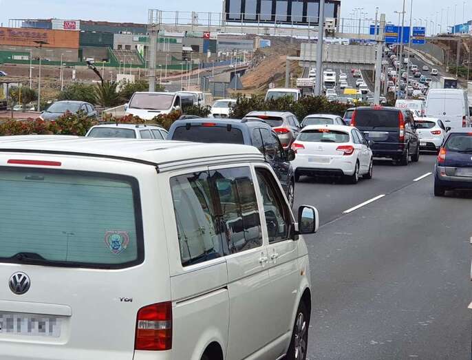 Imagen de las retenciones que está provocando el accidente (Foto TA)