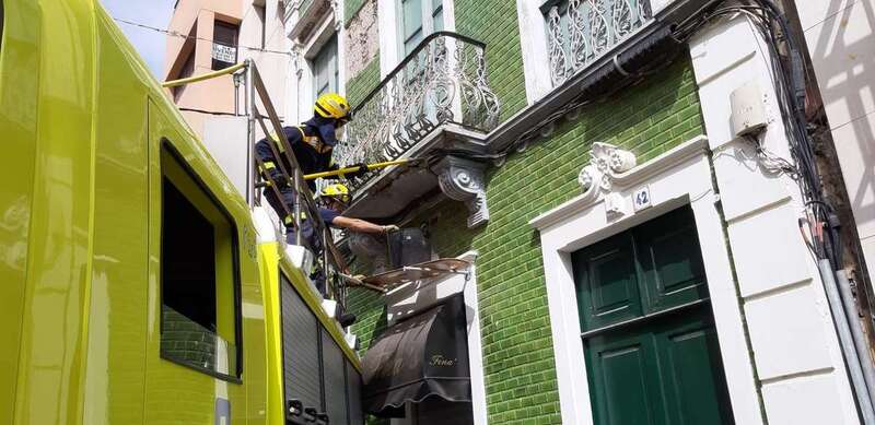Imagen de los bomberos actuando en la fachada (Foto TA)