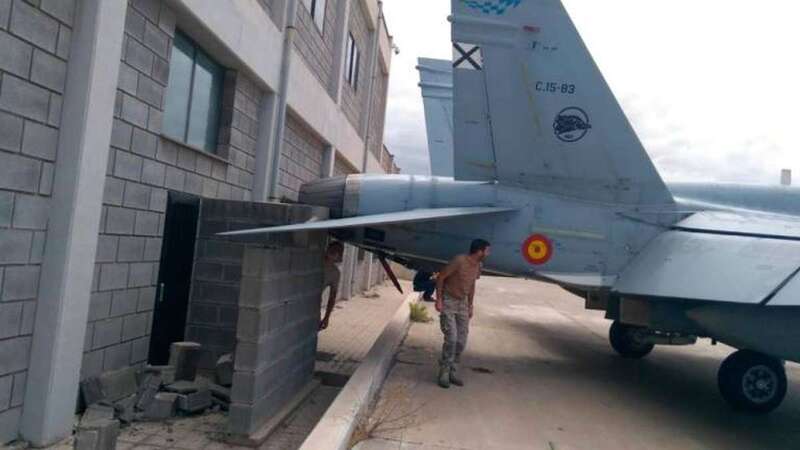 Estado en que quedó el avión militar (Foto TA)