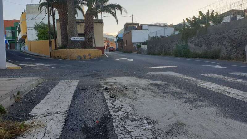 Restos de los vehículos accidentados sobre el asfalto de la calle de Ruiz Muñiz (Foto TA)