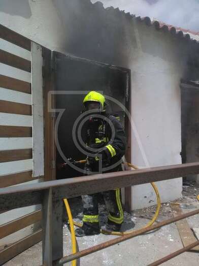 Bomberos del parque zonal de Telde actuando en el incendio de este mediodía (Foto TA)