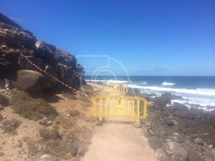 Zona acordonada en el sendero que va del paseo marítimo a los riscos de Hoya del Pozo (Foto TA)