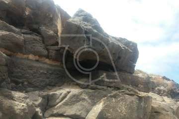 Acordonado un sendero en Hoya del Pozo ante el peligro de una roca medio desprendida (Foto TA)