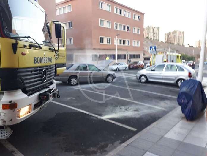 Los bomberos intervienen para apagar el fuego que afectó al motor (Foto TA)