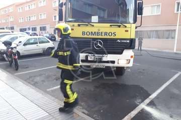 El motor de un vehículo se prende fuego en El Cortijo de Belén (Foto TA)