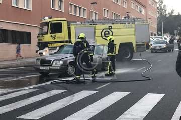 El motor de un vehículo se prende fuego en El Cortijo de Belén (Foto TA)