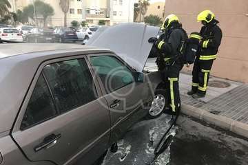 El motor de un vehículo se prende fuego en El Cortijo de Belén (Foto TA)