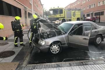 El motor de un vehículo se prende fuego en El Cortijo de Belén (Foto TA)