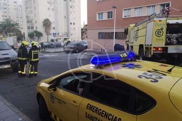 El motor de un vehículo se prende fuego en El Cortijo de Belén (Foto TA)