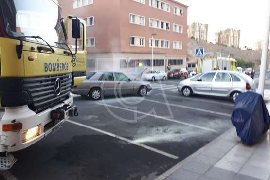 El motor de un vehículo se prende fuego en El Cortijo de Belén (Foto TA)