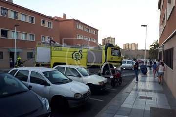 El motor de un vehículo se prende fuego en El Cortijo de Belén (Foto TA)