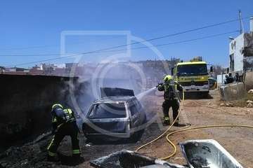  Basura, trastos viejos y un coche, pasto de las llamas en Ojos de Garza (Foto TA)