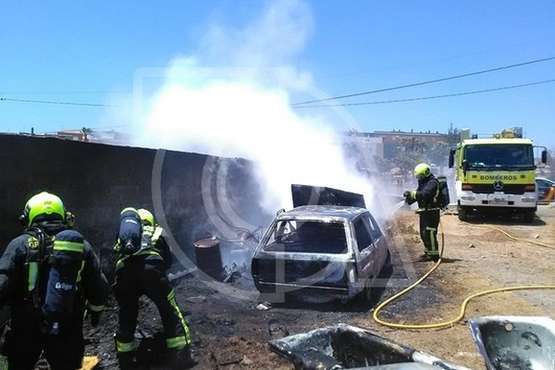  Basura, trastos viejos y un coche, pasto de las llamas en Ojos de Garza (Foto TA)