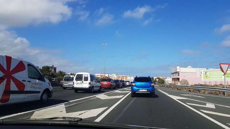 Imagen de archivo de colas de vehículos en la GC-1 (Foto TA)