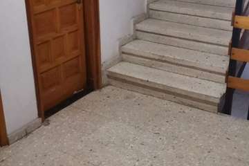 Vecinos del bloque de Eucaliptos II donde vivía la anciana fallecida días atrás alertan de un peligro de insalubridad (Foto TA)